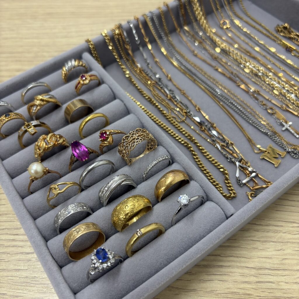 K18・プラチナのネックレス、リング、ピアスなど貴金属をまとめた写真