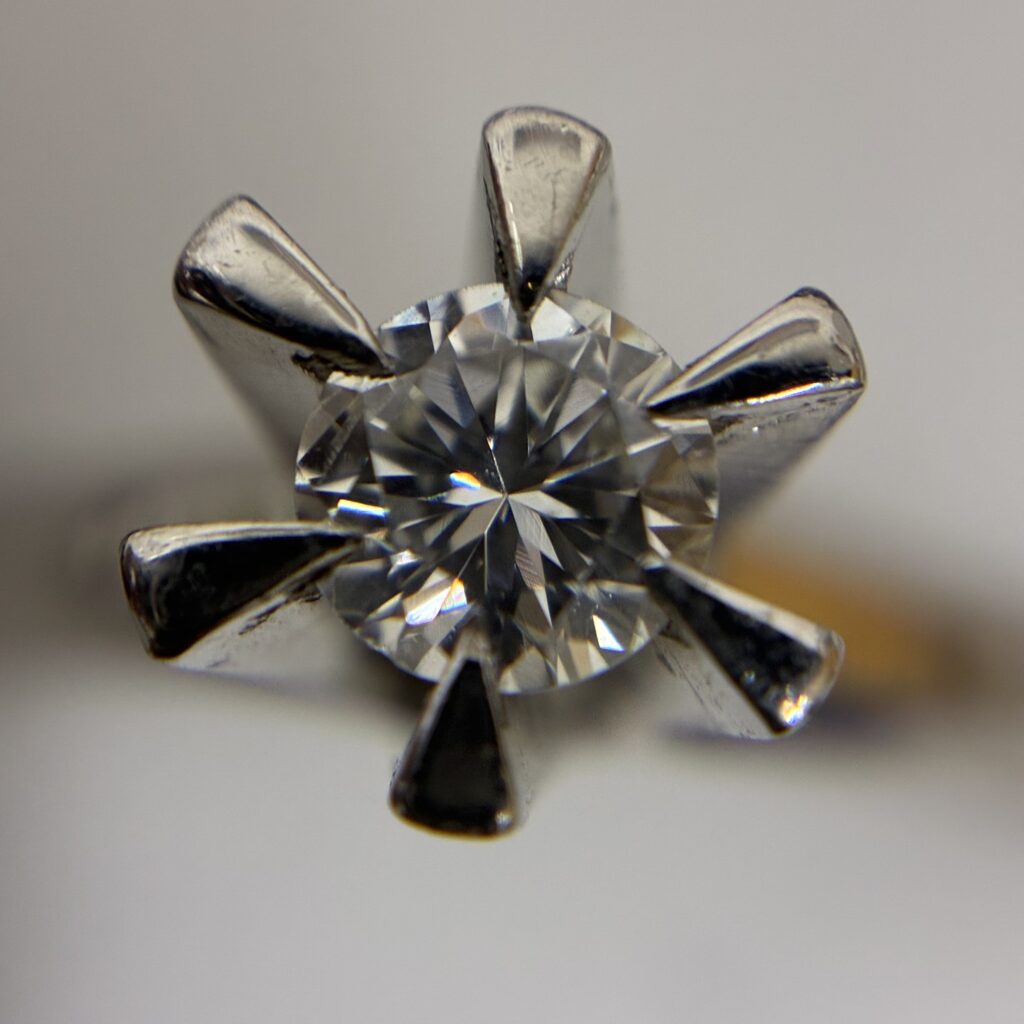 越谷市東越谷で買取した1粒ダイヤモンドリングのアップ写真