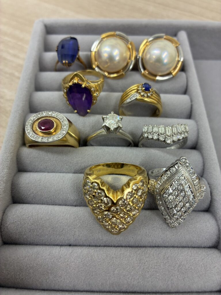 リングやイヤリングさまざまなジュエリーをまとめた写真