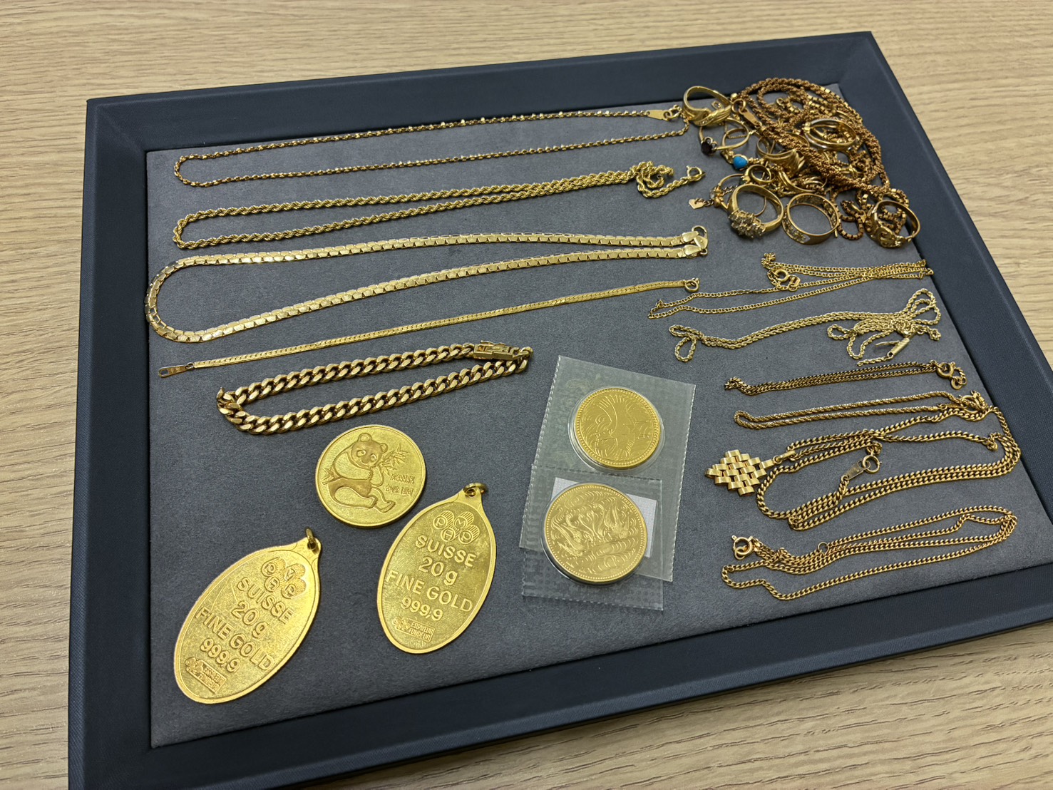 家に眠るK18ジュエリーとコインを賢く現金化！金買取のポイント