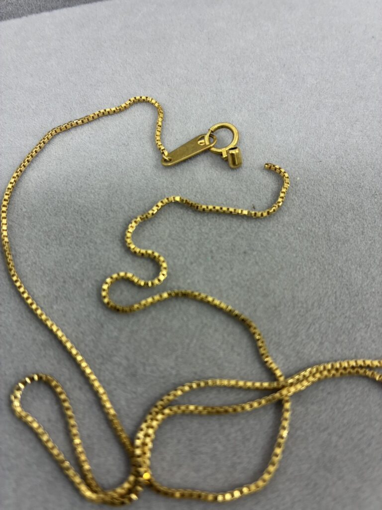 切れたネックレスや片方だけのリングもお買取り対象です。